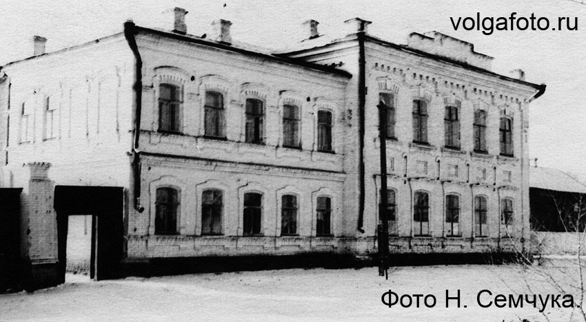 В 1866 г. было открыто первое земское трехклассная школа для...