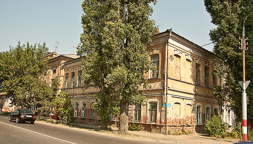 В 1903 г. здание ей, было пожертвованно Н.А. Ухиным, было расширено...