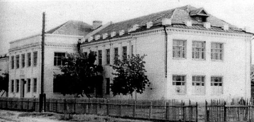 В 1937 году введена в строй средняя школа №3, позднее №10, на...