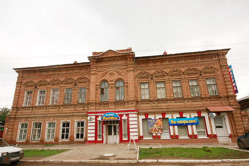 В 1915 году в городе Покровске работали 18 школ и гимназий.
