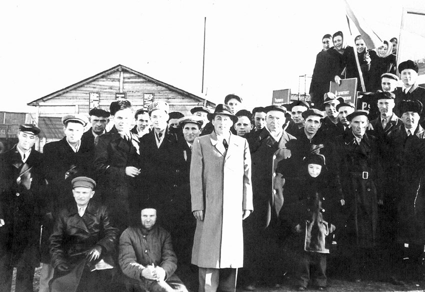 Активная часть коллектива нефтеразведки № 2 перед демонстрацией... Активная часть коллектива нефтеразведки № 2 перед демонстрацией...