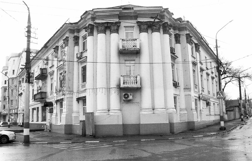 Чуть было не снесённый совсем недавно дом с колоннами на... Чуть было не снесённый совсем недавно дом с колоннами на...