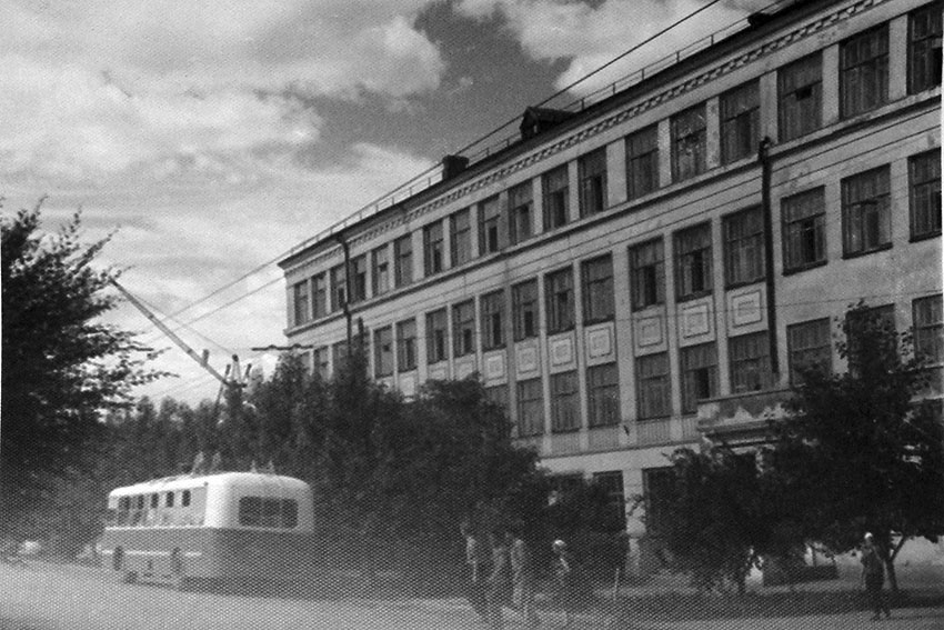 10 ноября 1946 года распоряжением облисполкома здание школы...