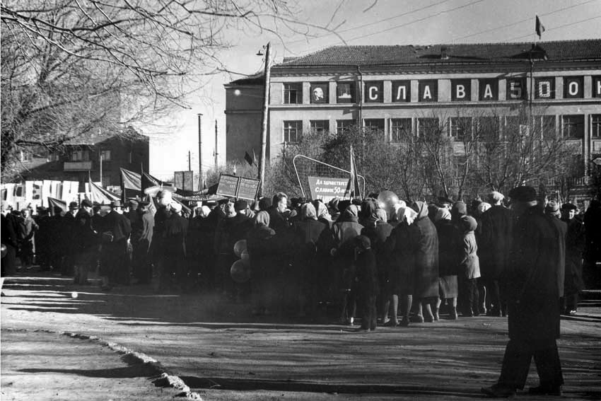 Колоны трудящих собирались на демонстрацию. Фото 1967 год.