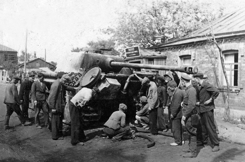 Рабочие железнодорожного вокзала Сталино (Донецк) осматривают...