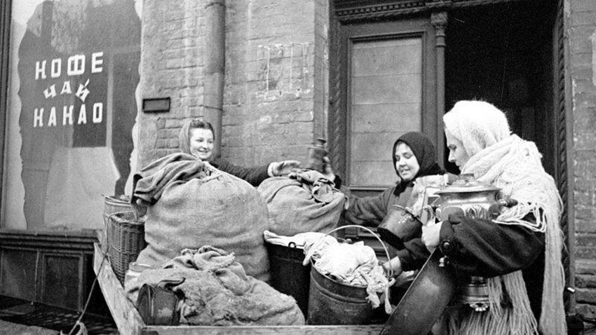 Беженцы, вернувшиеся в освобожденный Киев. Фото 7 ноября...