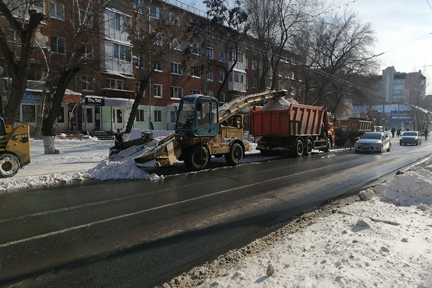 Март, а снег идёт
