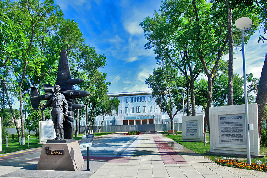 Фонтан у памятника М. Расковой в Лётном городке.