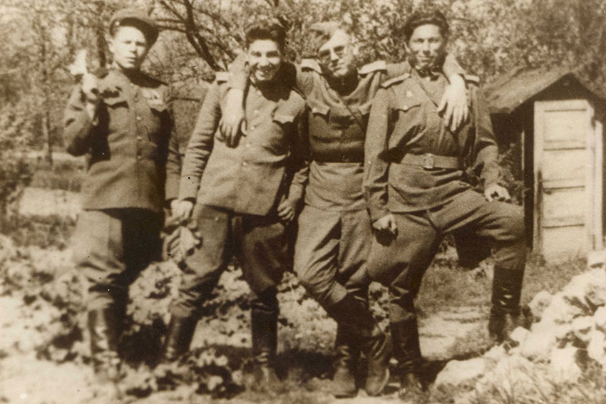 Слева ст. лейтенант Н.П. Морозов. Германия. Берлин. Июль 1945...
