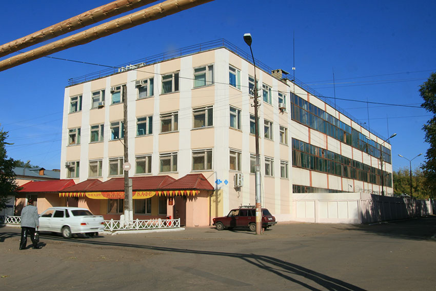 Кондитерская фабрика примыкает к улице Красноармейской.