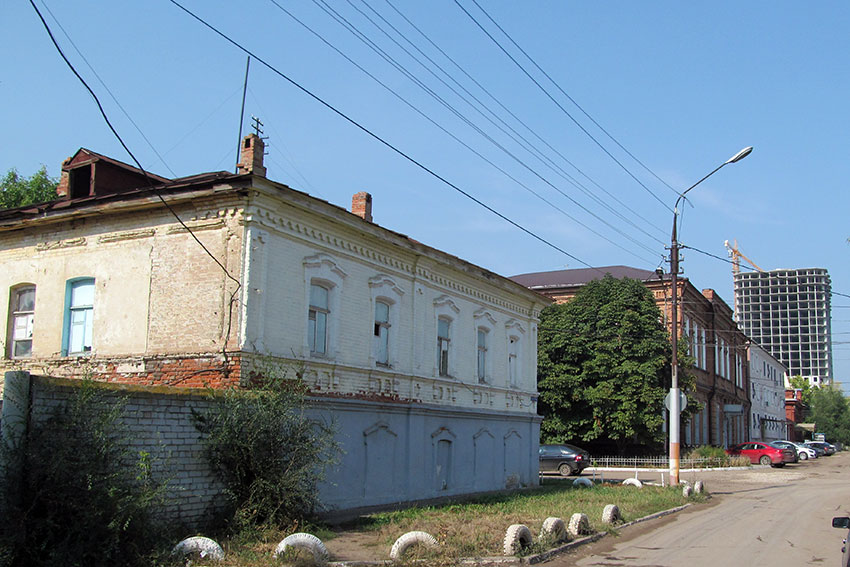 Остались и столетние здания на улице.