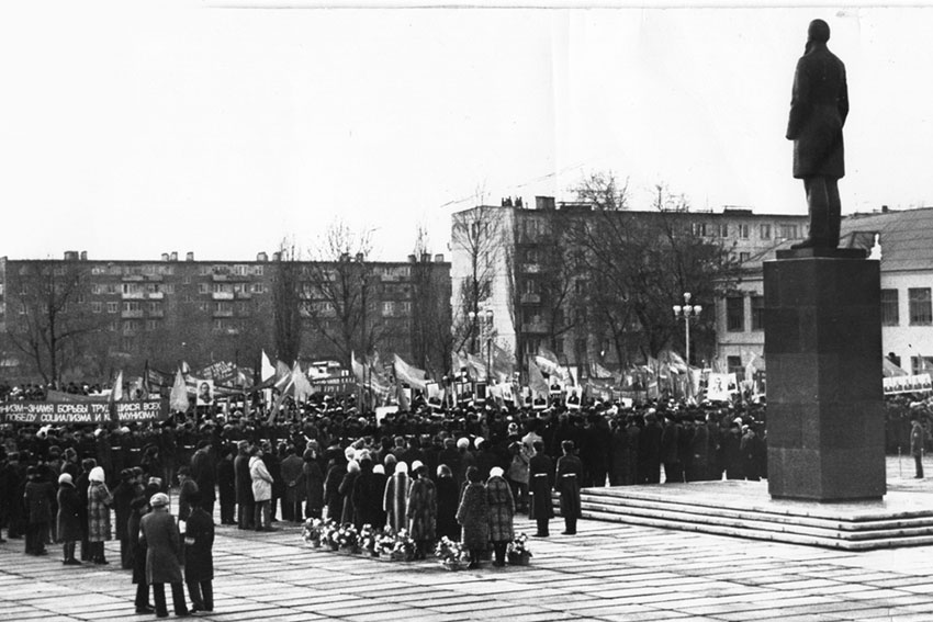 27 ноября 1981 года в Энгельсе рядом со средней школой № 1 был...