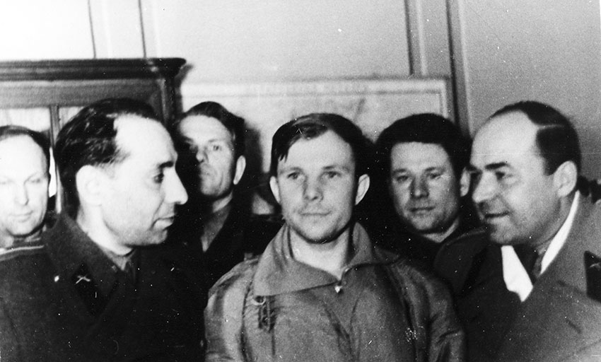 Из воспоминаний Д. Г. СМИЛЕВЦА об историческом дно 12 апреля,...