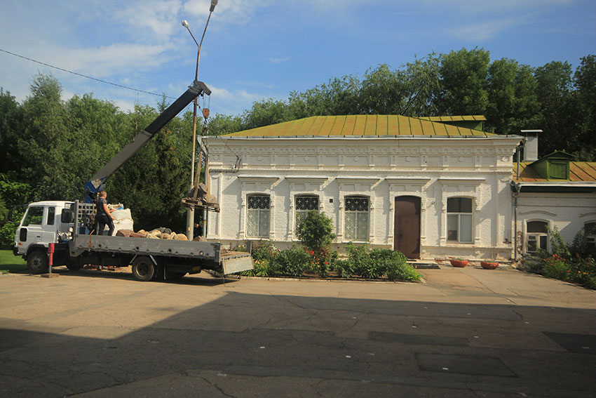 Завезли большие камни.