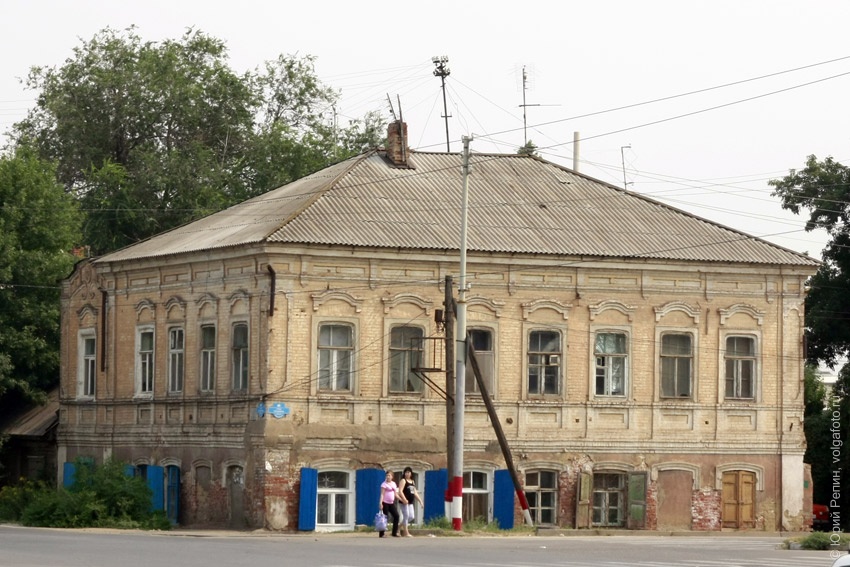 Угловое здание на улице Пушкина и Нестерова в настоящее...