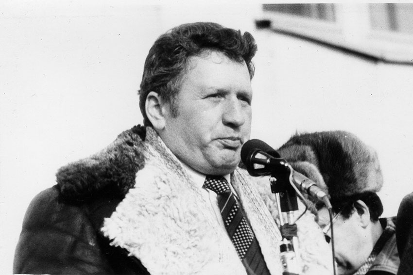 Выступает "строителя" Сеножинский в марте 1990 года.