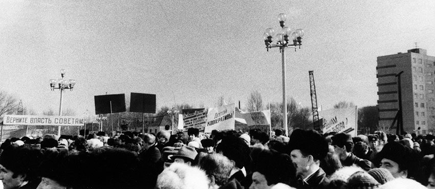Митингующие на проспекте Ф. Энгельса перед первой школой...