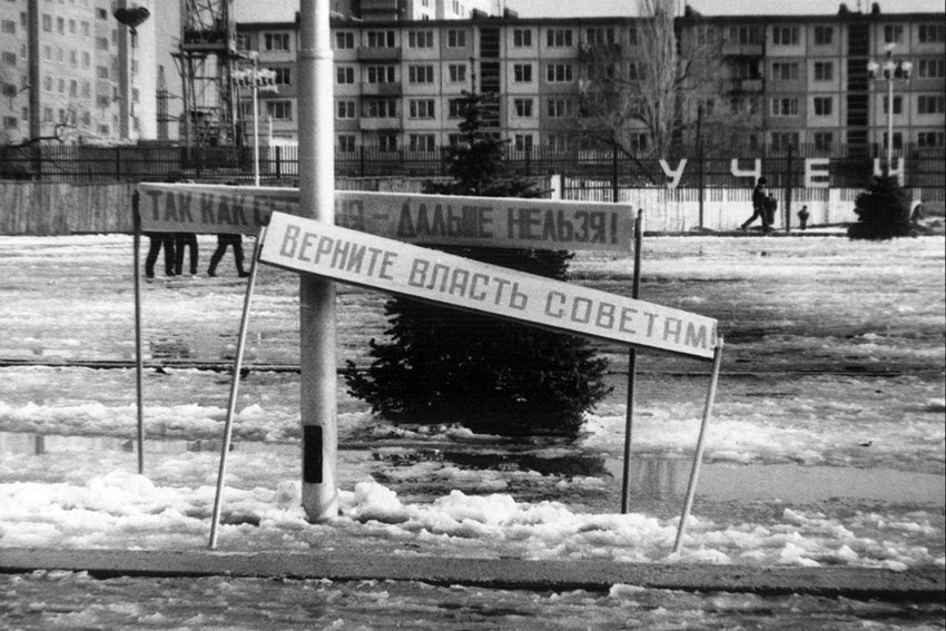 После митинга  на проспекте Ф. Энгельса перед первой школой...