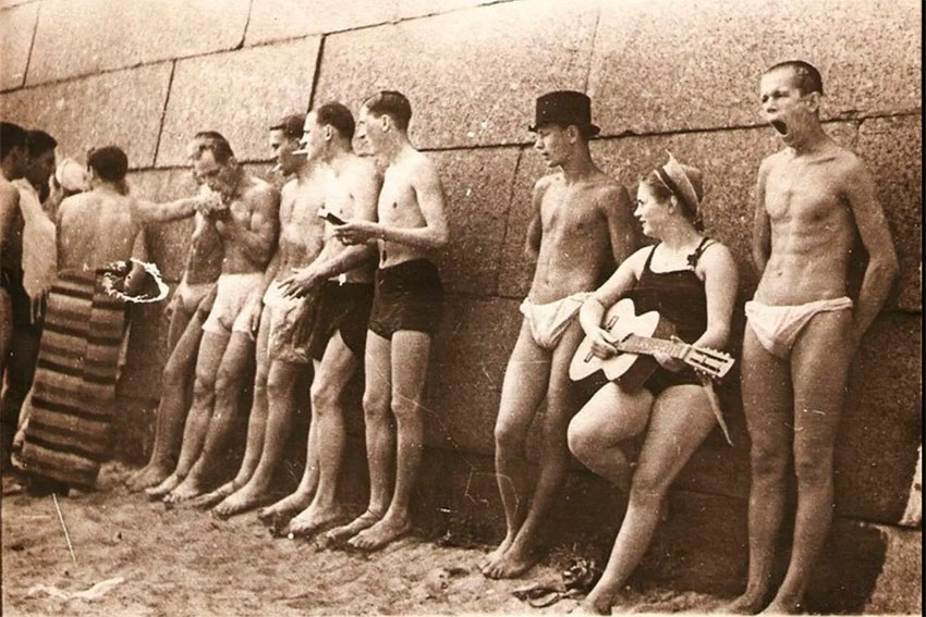На пляже у Петропавловской крепости 1930-е годы.