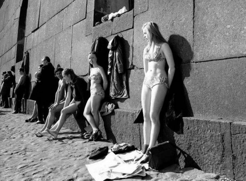 Пляж у Петропавловской крепости в Ленинграде, 1970-е-годы.