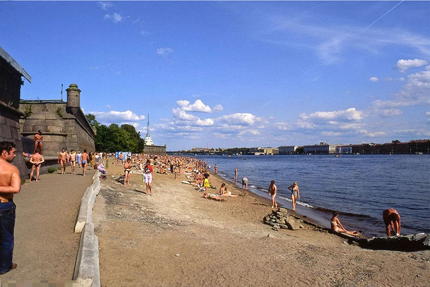 Пляж перед Петропавловской крепостью на Заячьем острове...
