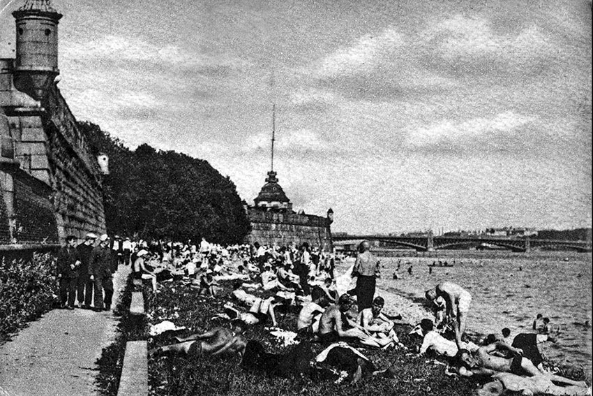 Отдыхающие на Заячьем острове, 1929 год.
