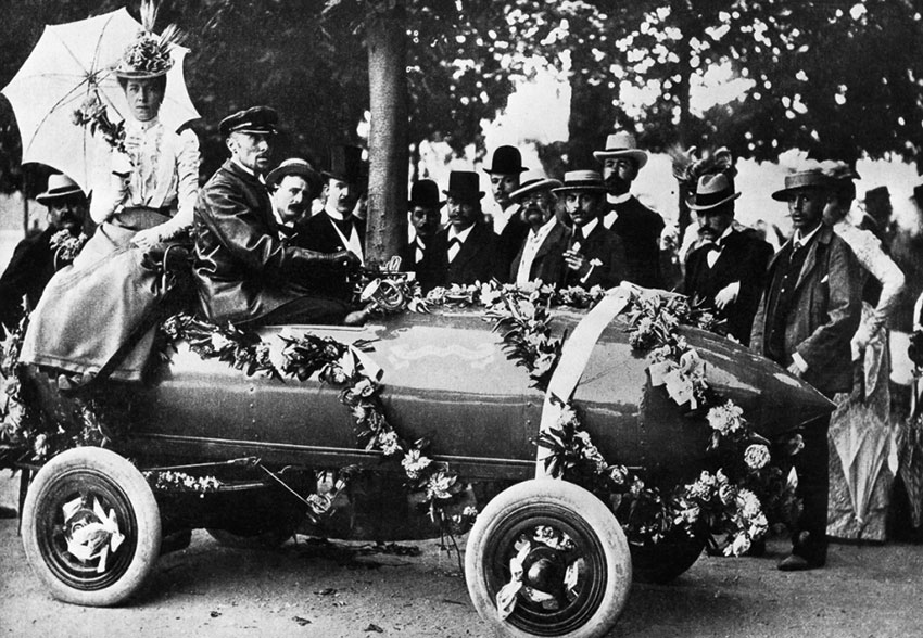 1899 год 1 мая Камиль Женатци в машине собственного дизайна...