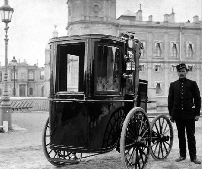 1900 год электромобиль И.В. Романова у Гатчинского дворца....