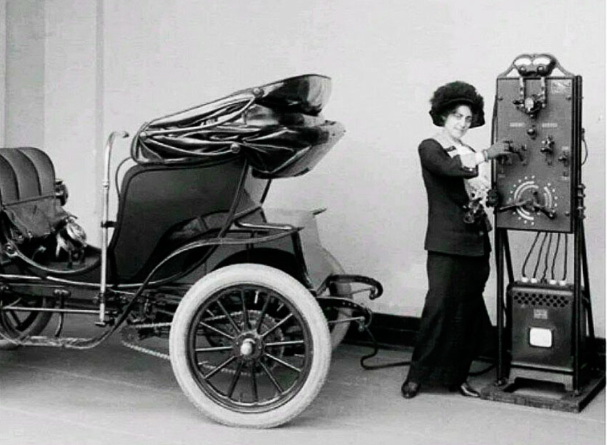 1912 год женщина использует зарядное устройство с рукояткой...
