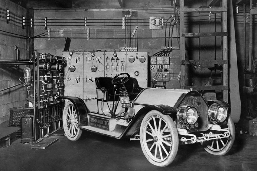 1910 год зарядная установка с выпрямителем электротока заряжает...