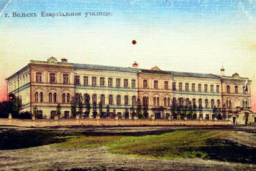Испытатели въехали в здания епархиального училища, где...
