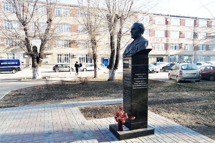 Бюст Василия Аристарховичу установлен у проходной завода...