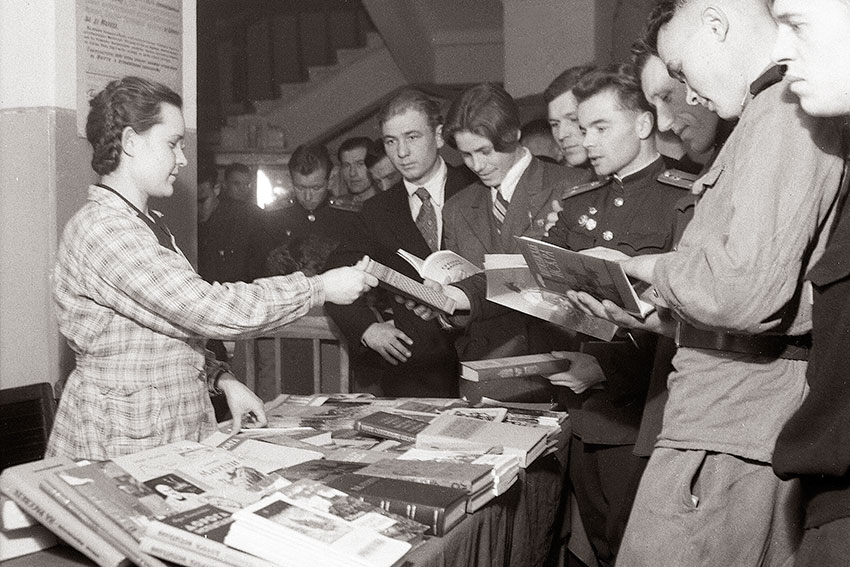 Выставка книг на городской конференции ВЛКСМ фото М. Шпилёва,...