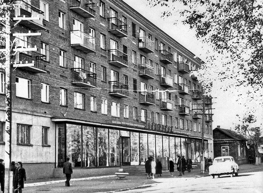 Улица Максима Горького продуктовый магазин №100, 1973 год.