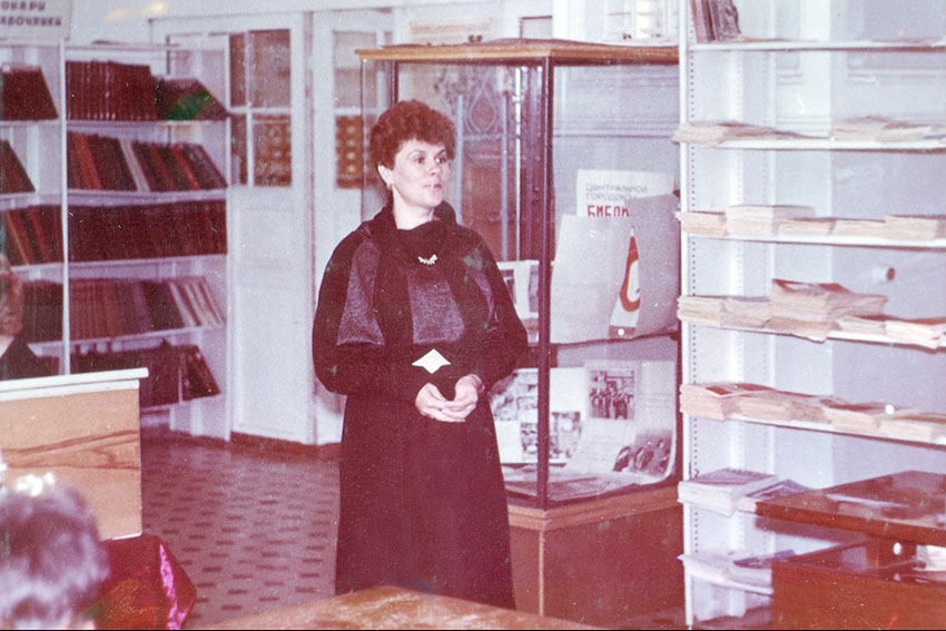 Торжественное мероприятие выступает О. Новикова, 1983 год.