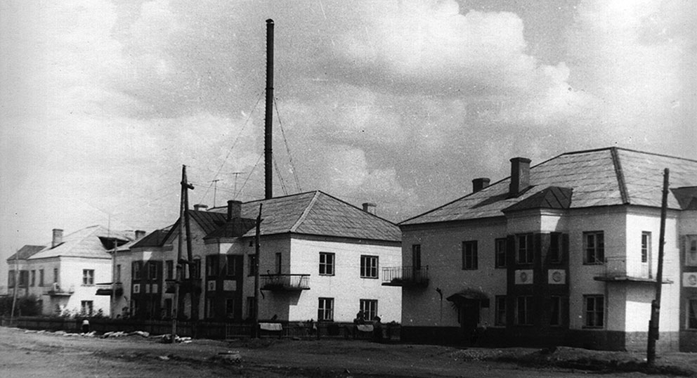 Первые кирпичные дома Приволжского поселка. Фото 1951 год....