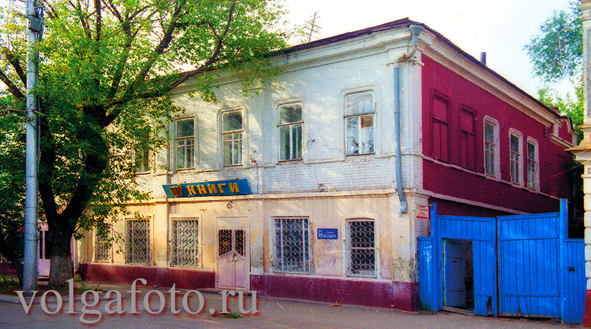 В марте на Коммураной площади (пл. Ленина) в доме № 13 был...