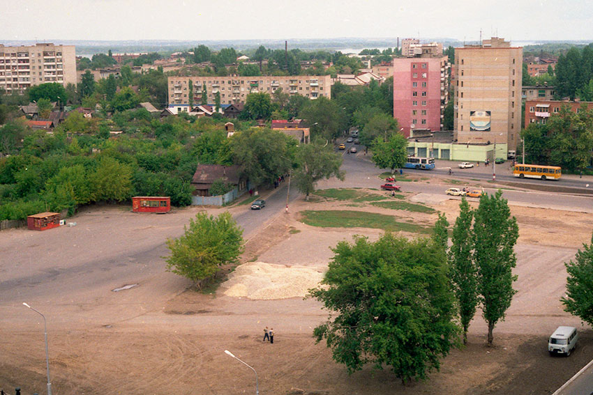 К 1 сентября 1998 году школу сдали с большими не доделками,...