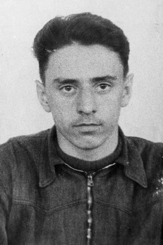 Учащейся спортсмен лёгко атлет А. Комарь. Фото 1951 год. 