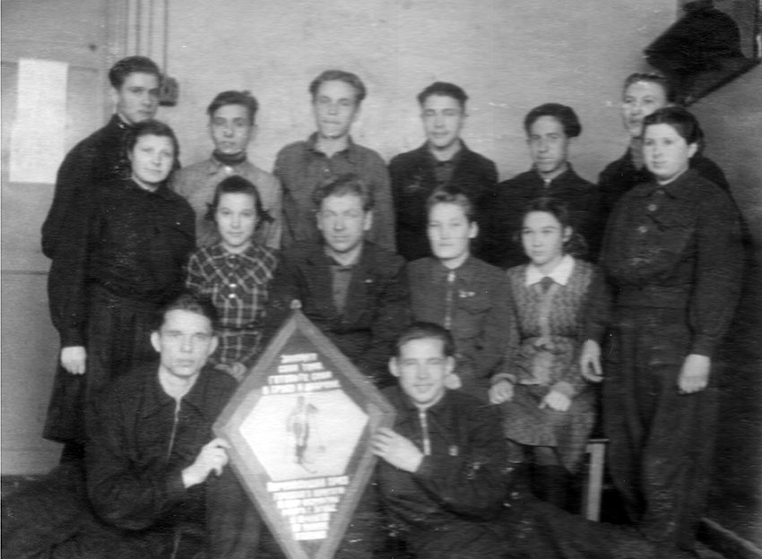 Участники городских соревнований лыжных кросса с преподавателем...