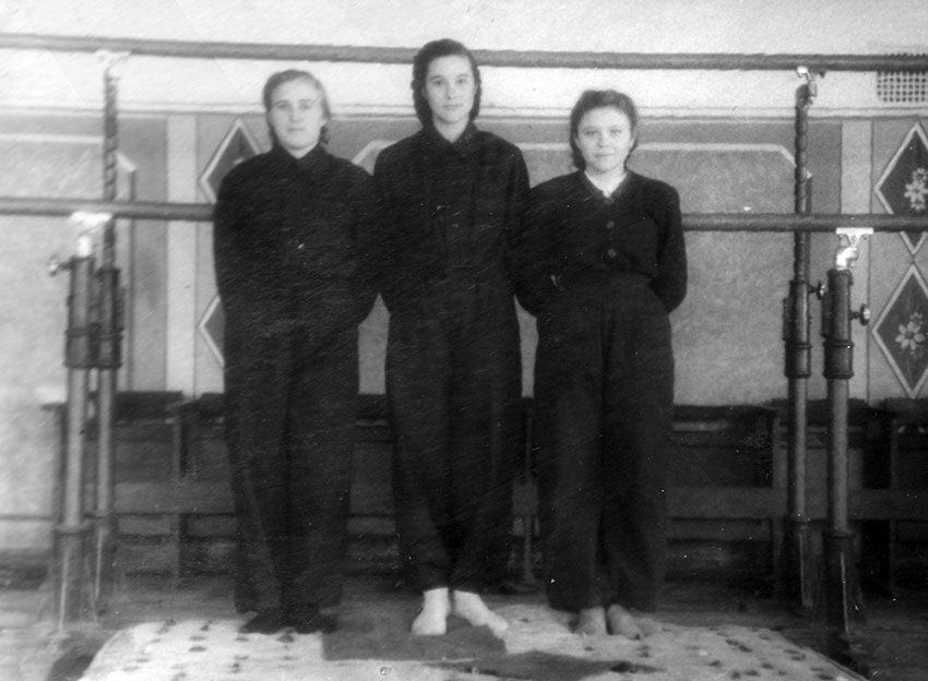 Гимнастки Энгельсского механического техникума в спортивном...