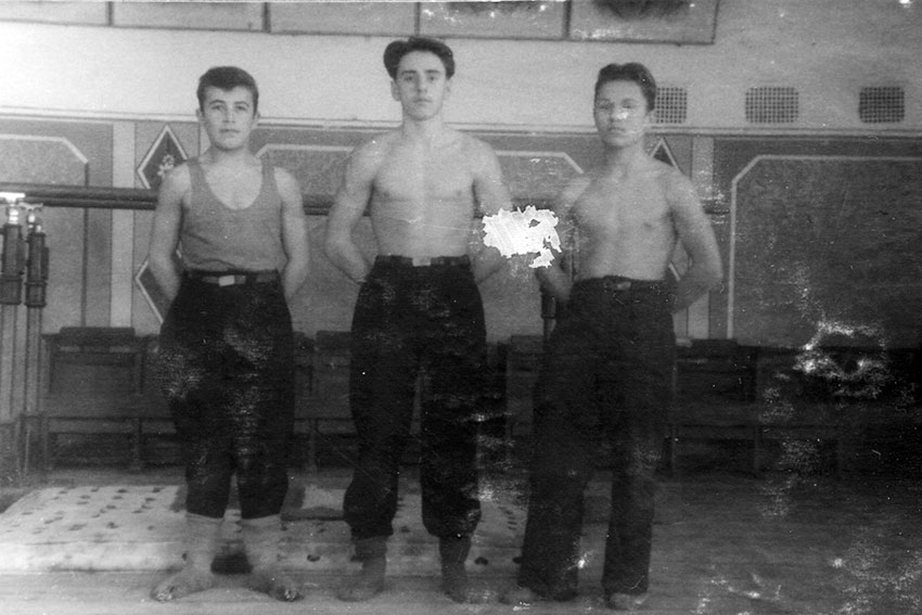 Гимнасты Энгельсского механического техникума в спортивном...