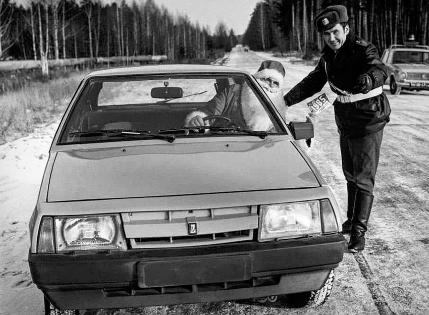 Дед Мороз въезжает в Новый, 1985-й, Год на новом автомобиле...