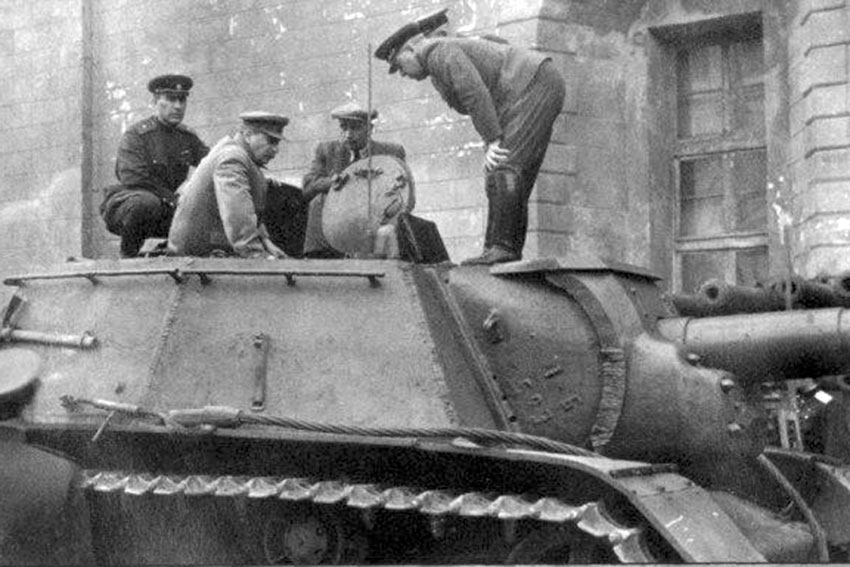 На Красной площади в Москве её осматривает военная комиссия...