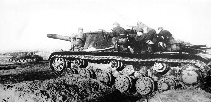 СУ-152 в совместной атаке с пехотой на броне, конец 1943 начало...