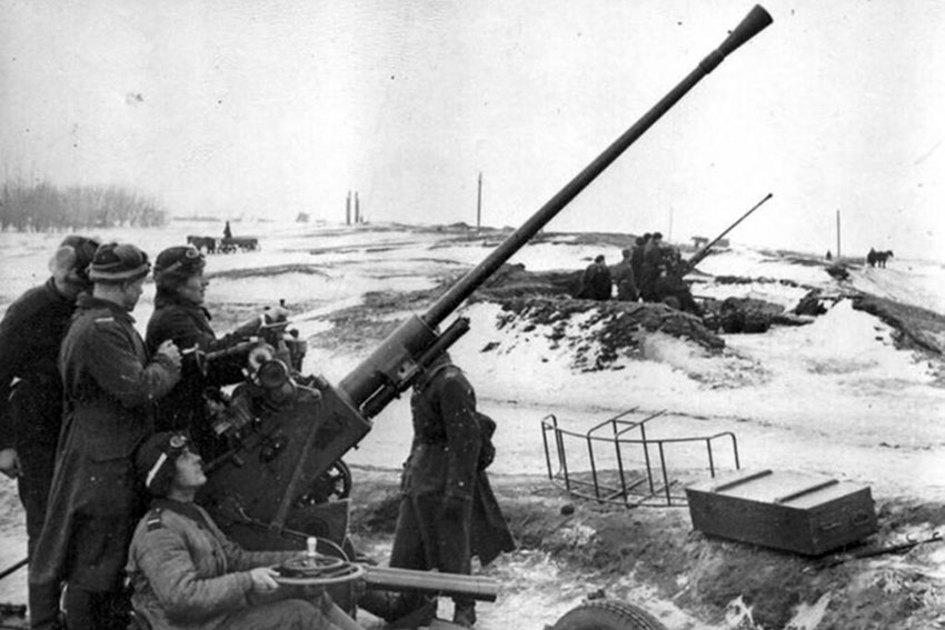 Расчеты 37-мм. зенитных пушек 61-К Ладожской военной флотилии...