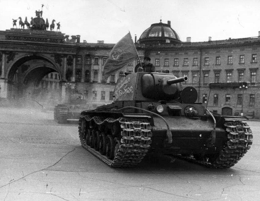 Танки КВ-1 на Урицкой площади в Ленинграде, 1942 год.