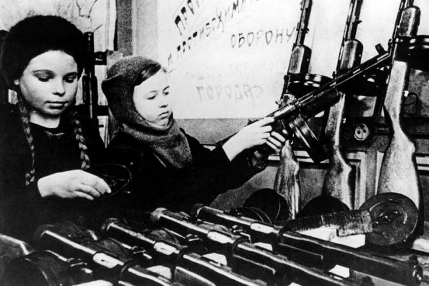 Девочки-подростки Нина Николаева и Валя Волкова на сборке...