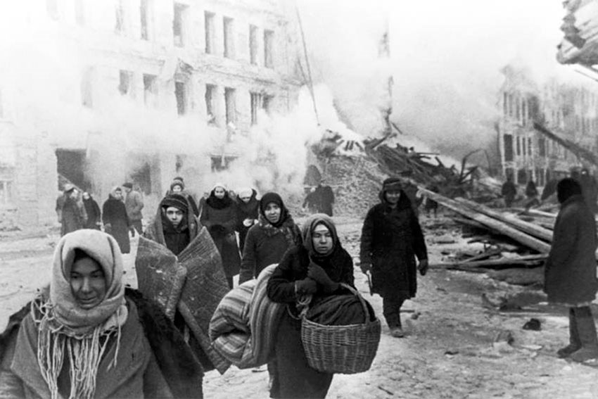 Жители Ленинграда покидают свои дома, разрушенные немецкими...