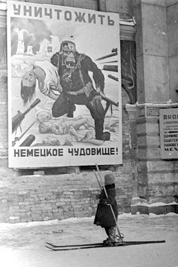 Ребенок на лыжах читает советский пропагандистский плакат...